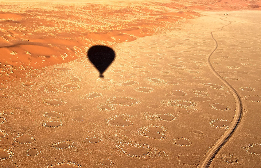 Ballooning - Wolwedans. - Namibia